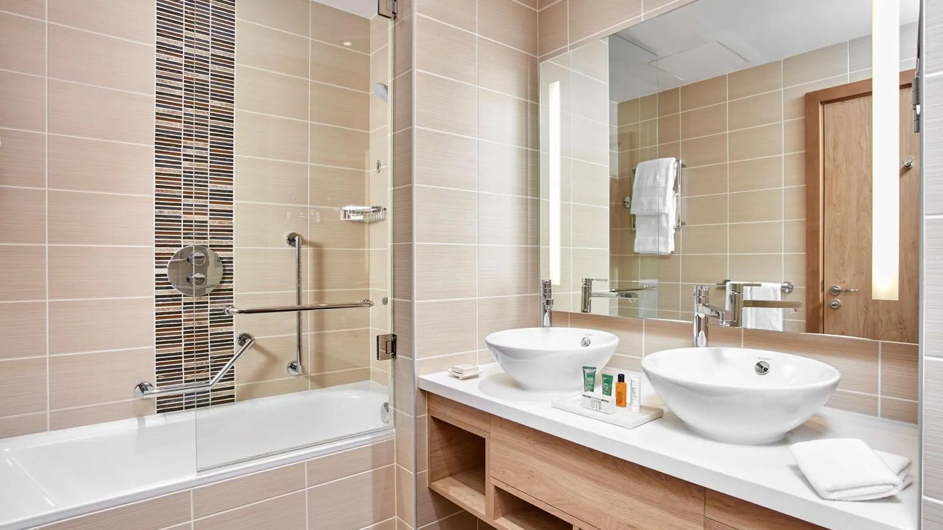 Hilton Garden Inn Dubai, Mall Avenue