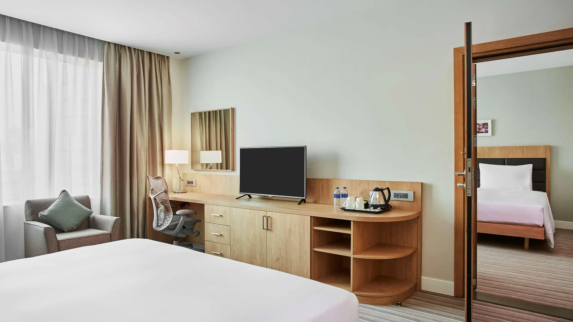 Hilton Garden Inn Dubai, Mall Avenue 4*, Dubai