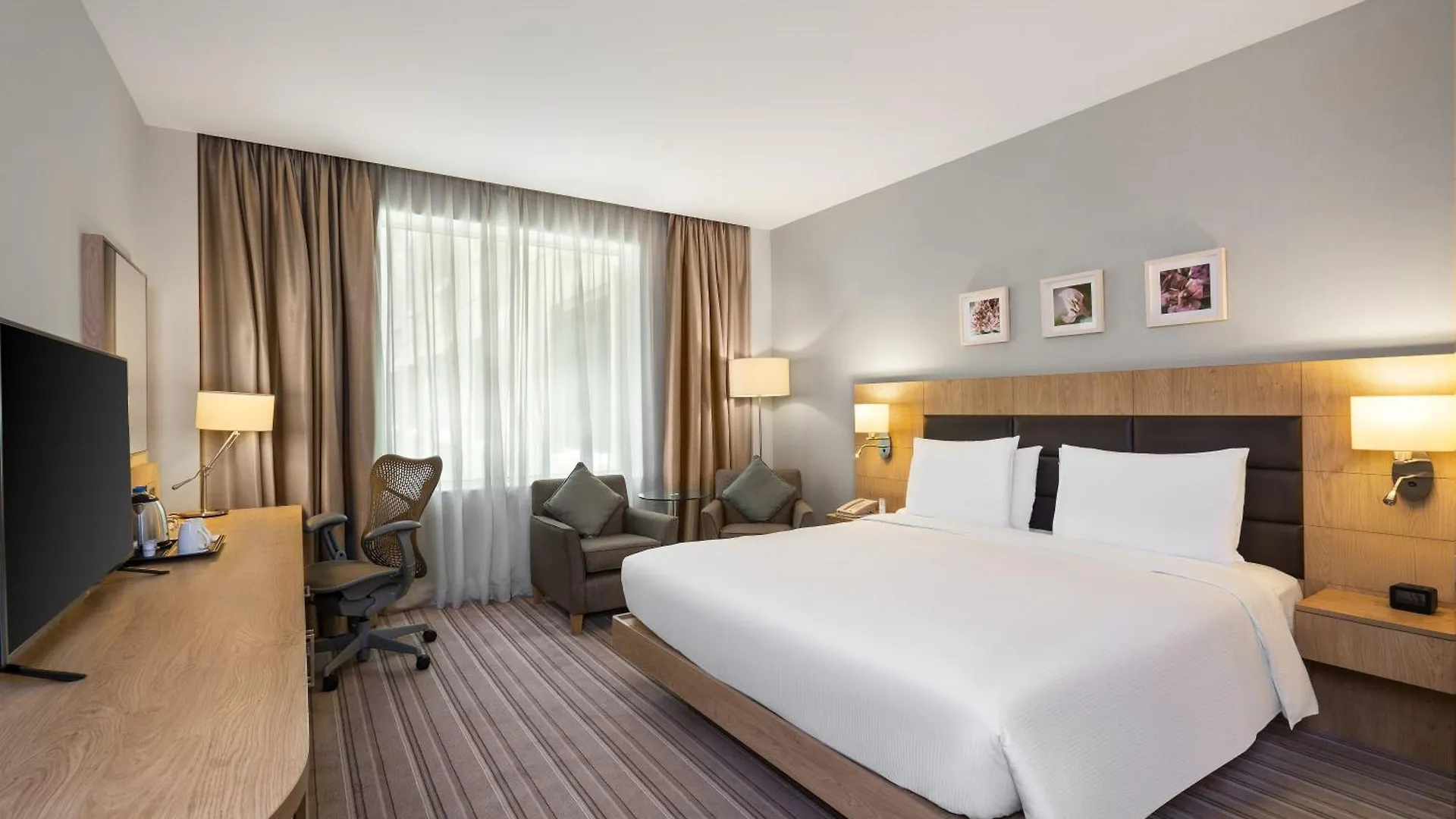 Hilton Garden Inn Dubai, Mall Avenue