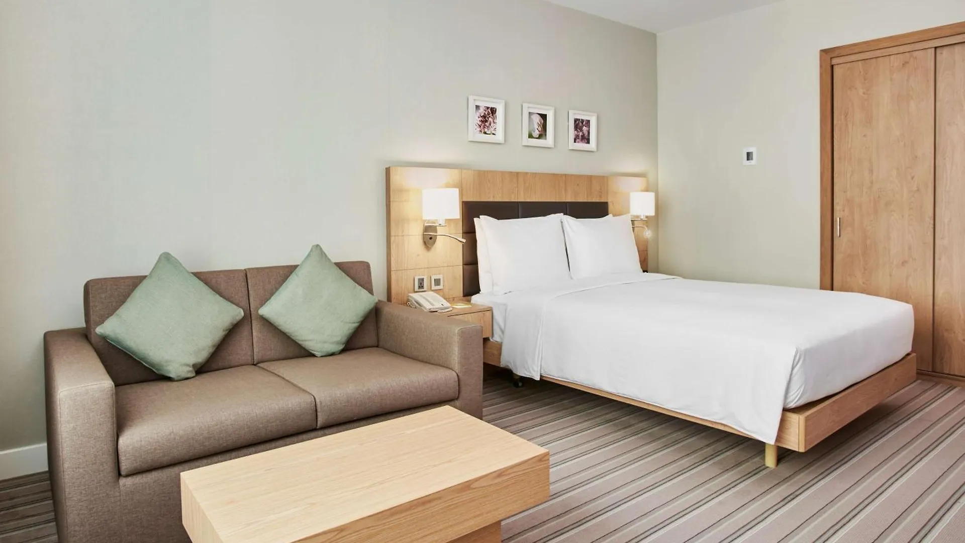 Hilton Garden Inn Dubai, Mall Avenue Szálloda