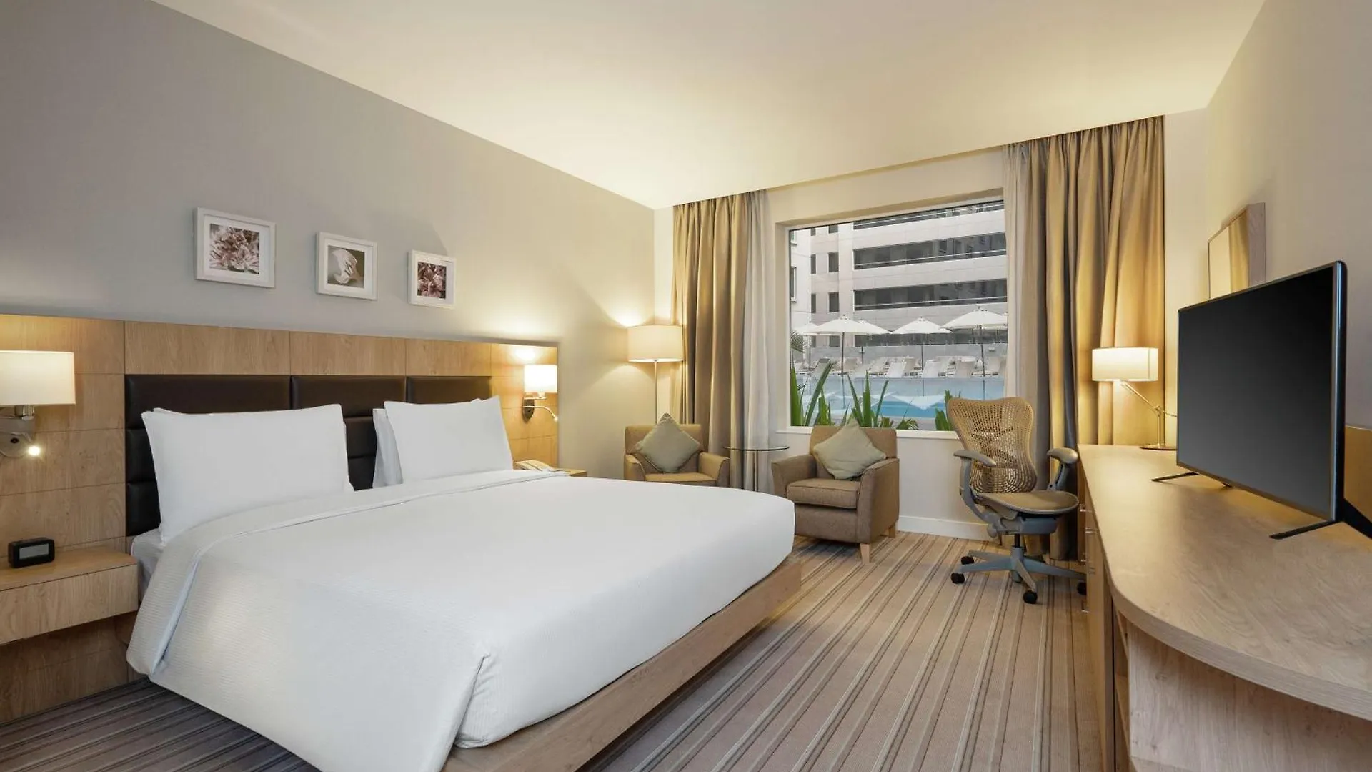 Hilton Garden Inn Dubai, Mall Avenue מלון