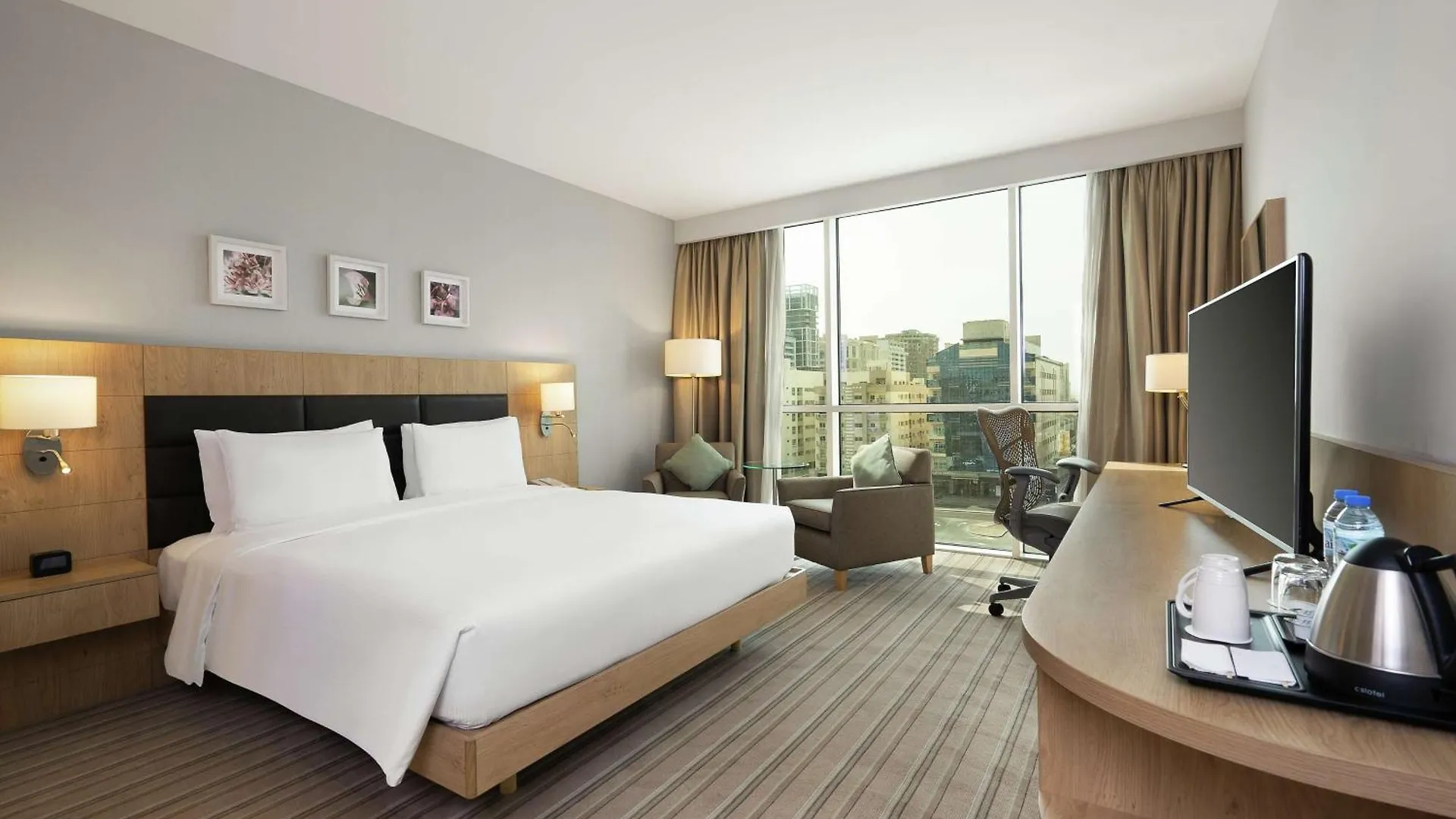 Hilton Garden Inn Dubai, Mall Avenue דובאי